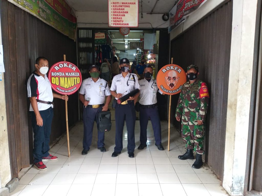 Babinsa dan Security Pasar Nusukan Bersinergi Mengawal PPKM di Pasar Nusukan