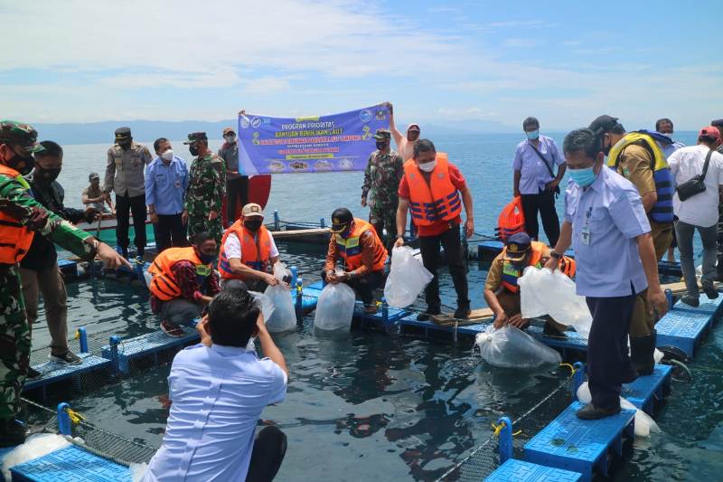 Kunker ke Tanggamus, Danrem Lakukan Tebar Benih Karapu di Karamba Masyarakat