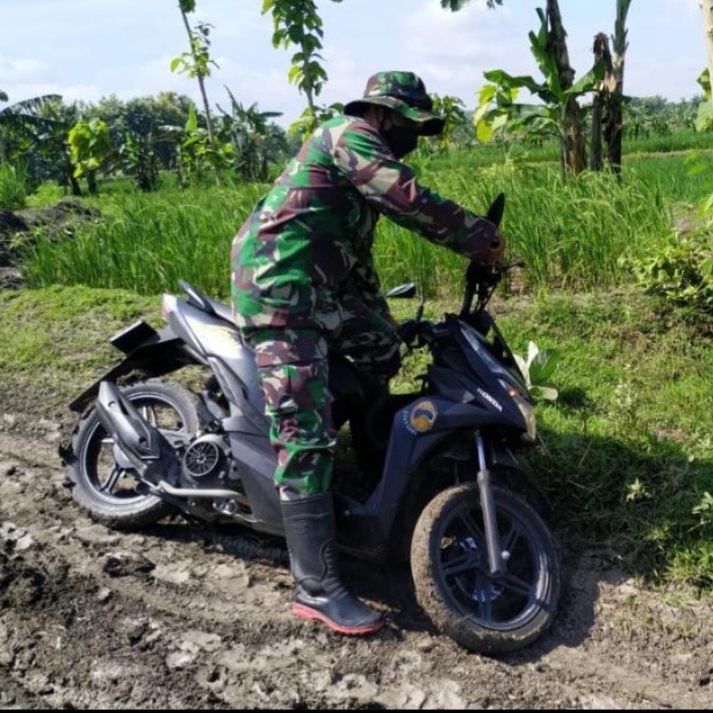 Anggota Satgas TMMD 110 Bojonegoro Mengecek Jalan Lingkungan Jatimulyo