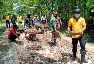 TNI-Polri dan Warga Ngrancang bersama Bantu Sukseskan TMMD 110 Bojonegoro