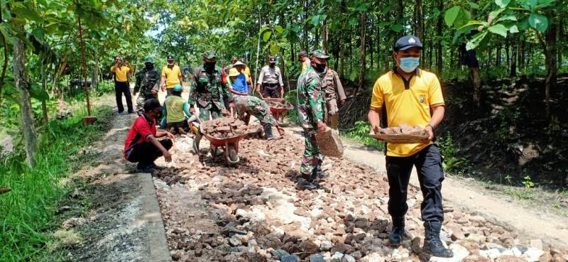 TNI-Polri dan Warga Ngrancang bersama Bantu Sukseskan TMMD 110 Bojonegoro