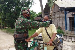 Satgas TMMD 110 Bojonegoro Bagikan Masker Untuk Warga Ngrancang