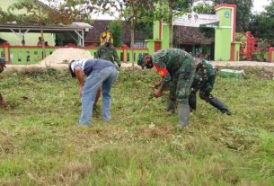 Untuk Pembukaan TMMD 110 Bojonegoro, Babinsa Bersama Satgas Bersihkan Lapangan