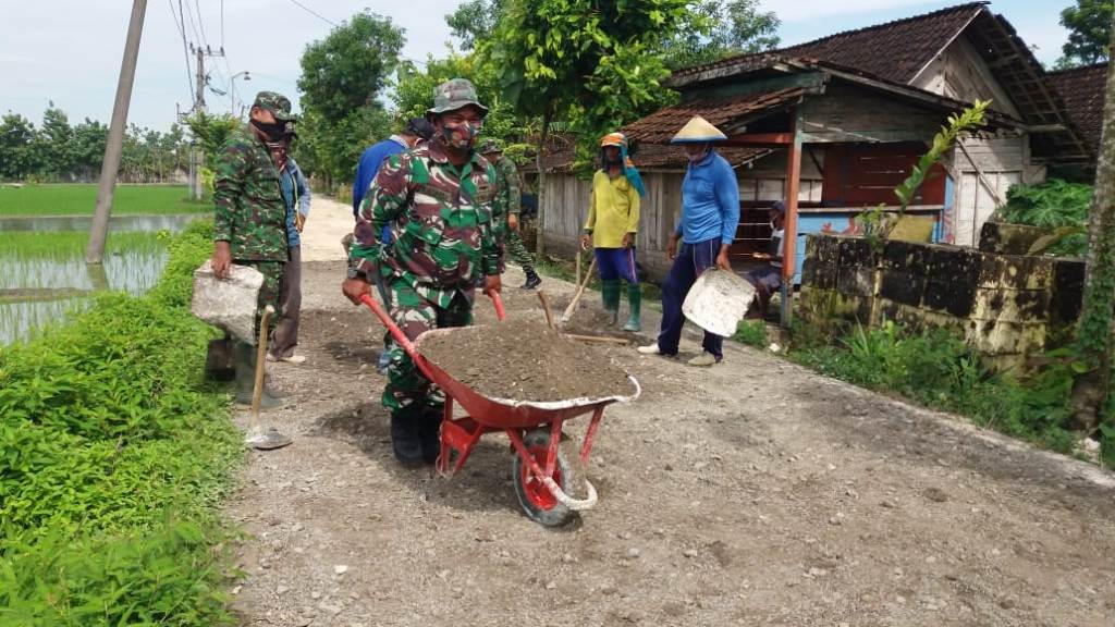 Usai Pengerasan, Satgas TMMD 110 Bojonegoro Lakukan Pengurukan Jalan Desa
