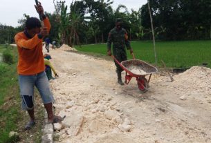 TMMD 110 Bojonegoro, Satgas Gotong-Royong Rapikan Jalan di Desa Ngrancang