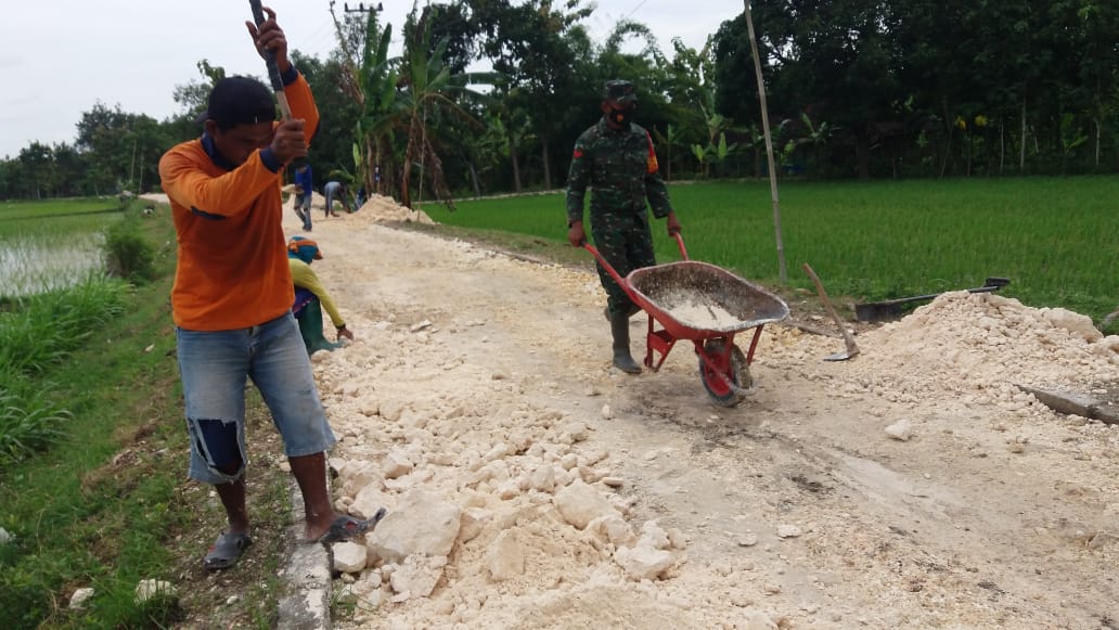 TMMD 110 Bojonegoro, Satgas Gotong-Royong Rapikan Jalan di Desa Ngrancang