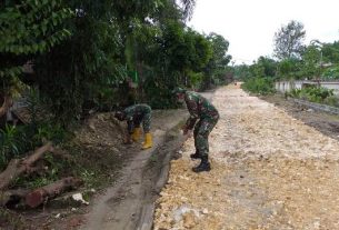 Rapikan Batu Perbaikan Jalan, TNI Bojonegoro Gotong Royong Dengan Warga