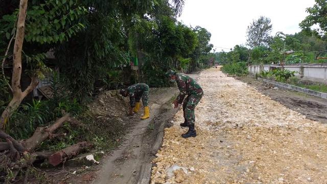 Rapikan Batu Perbaikan Jalan, TNI Bojonegoro Gotong Royong Dengan Warga