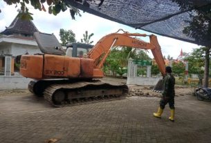 Satgas TMMD 110 Bojonegoro Cek Kelengkapan Alat Pengeruk Jalan Poros