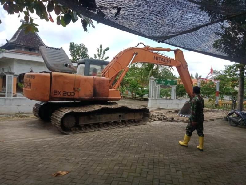 Satgas TMMD 110 Bojonegoro Cek Kelengkapan Alat Pengeruk Jalan Poros