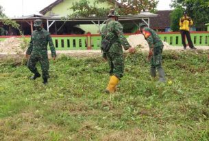 Guyub, Satgas TMMD 110 Bojonegoro Bareng Warga Bersih-Bersih Lingkungan