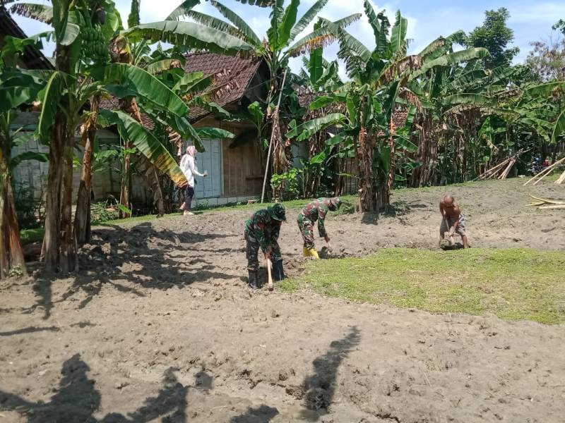 Suparno, Kenalkan Cara Bercocok Tanam Kepada Satgas TMMD 110 Bojonegoro