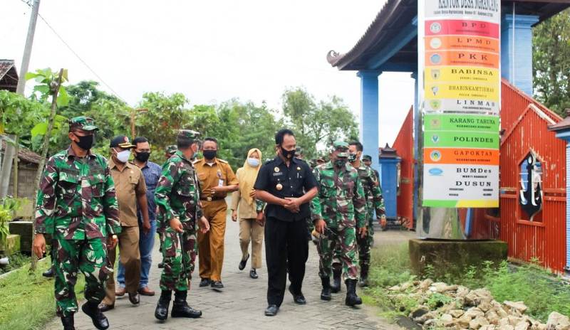 Dandim Bojonegoro Dampingi Danrem 082/CPYJ Kunjungi Lokasi TMMD 110 Tambakrejo