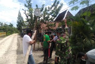 TNI Dan Warga Jatimulyo Pasang Lampu Penerang Jalan Dilokasi TMMD 110 Bojonegoro