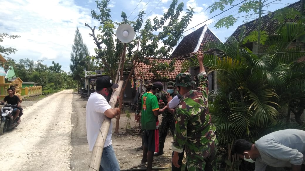 TNI Dan Warga Jatimulyo Pasang Lampu Penerang Jalan Dilokasi TMMD 110 Bojonegoro