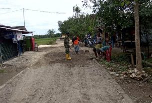 Babinsa Ngrancang Bantu Pengurukan Material Dilokasi TMMD 110 Tambakrejo Bojonegoro