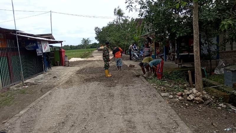 Babinsa Ngrancang Bantu Pengurukan Material Dilokasi TMMD 110 Tambakrejo Bojonegoro