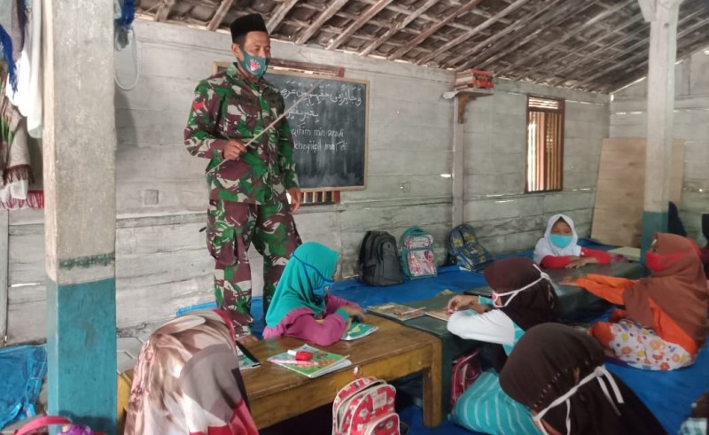 Jadi Guru Ngaji, Ini Yang Dilakukan Anggota Satgas TMMD 110 Bojonegoro