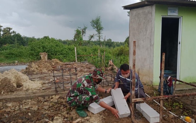 Usai Pengecoran, Satgas TMMD 110 Bojonegoro Pasang Bata