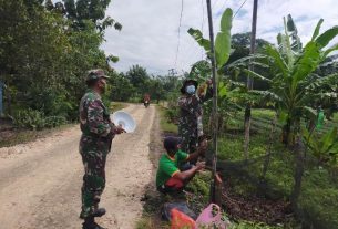 Bersama Warga Kalongan, Satgas TMMD 110 Bojonegoro Benahi Lampu Jalan