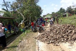 Jadi Kenek, Ini Yang Dilakukan TNI Bojonegoro Dilokasi TMMD 110 Tambakrejo