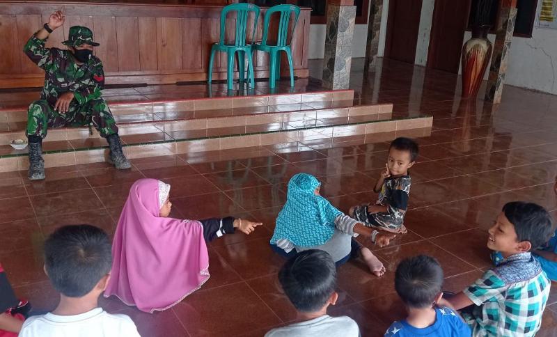 Mantab, Dilokasi TMMD 110 Bojonegoro TNI Jadi Guru Privat