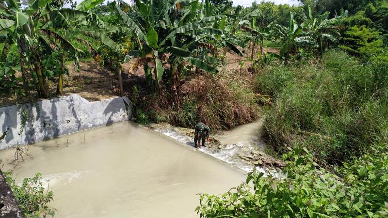 TMMD 110 Bojonegoro, Anggota TNI Cek Pekerjaan Normalisasi Sungai Nglambangan