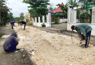 TMMD 110 Bojonegoro, Warga Jatimulyo Dan TNI Ratakan Material Jalan