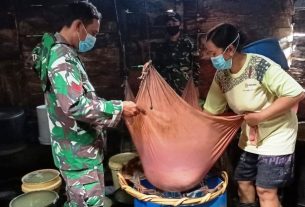 TMMD 110 Bojonegoro, TNI Bantu Peras Kedelai Proses Pembuatan Tahu