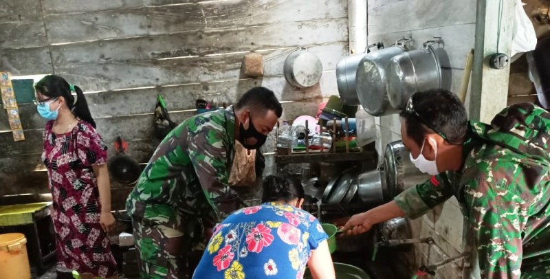 Racik Jamu Gendong, Satgat TMMD 110 Bojonegoro Imbau Agar Bahan Steril