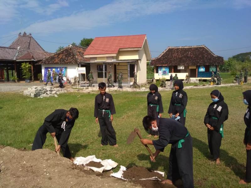 TMMD 110 Bojonegoro, Pendekar Tambakrejo Kerja Bakti Bareng TNI