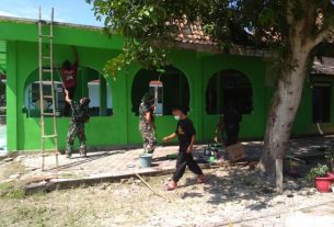 Perindah Masjid, TNI Membaur Dengan Warga Dilokasi TMMD 110 Bojonegoro