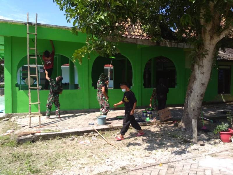 Perindah Masjid, TNI Membaur Dengan Warga Dilokasi TMMD 110 Bojonegoro