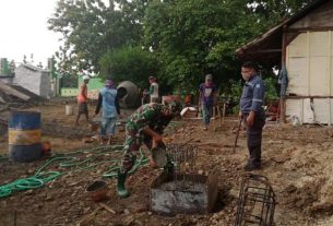 Cor Pondasi Sekolah, Satgas TMMD 110 Bojonegoro Kerja Gotong Royong