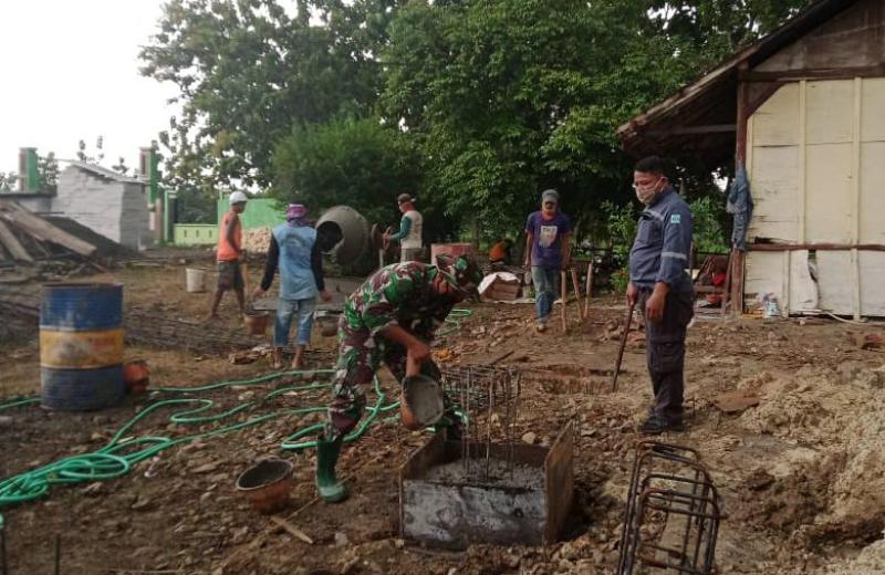 Cor Pondasi Sekolah, Satgas TMMD 110 Bojonegoro Kerja Gotong Royong