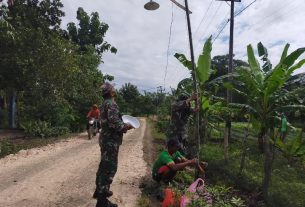 Kompak, SatgasTMMD 110 Bojonegoro Bersama Warga Pasang Penerangan Jalan