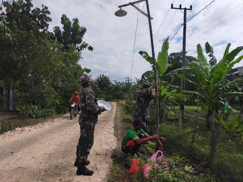 Kompak, SatgasTMMD 110 Bojonegoro Bersama Warga Pasang Penerangan Jalan