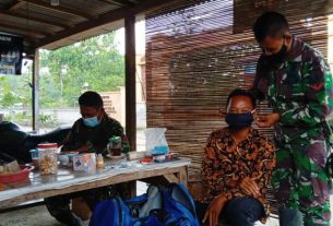 Melihat Sales Remote TV Tak Bermasker, Ini Yang Dilakukan Satgas TMMD 110 Bojonegoro