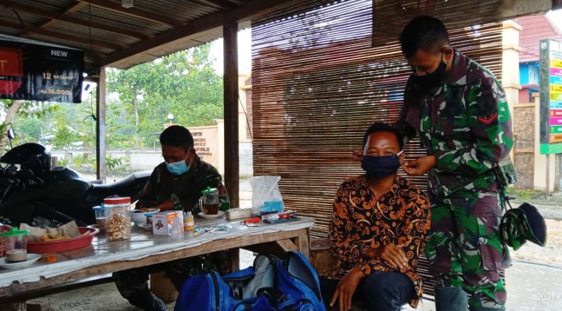 Melihat Sales Remote TV Tak Bermasker, Ini Yang Dilakukan Satgas TMMD 110 Bojonegoro