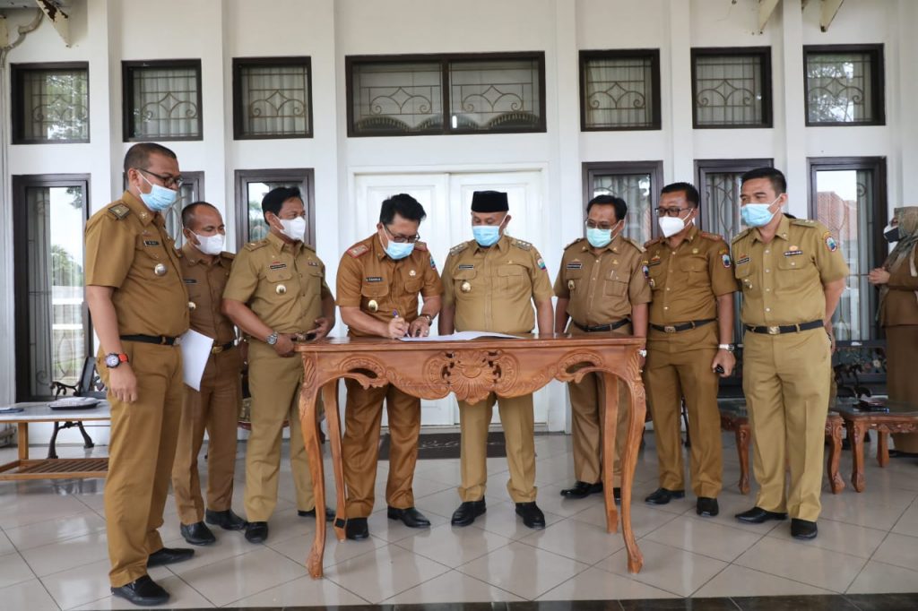 SekdaKab. Lamsel menyerahkan nota pelaksana tugas Plh Bupati