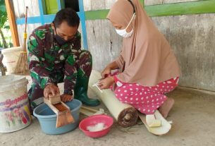 Dukung UMKM, Satgas TMMD 110 Bojonegoro Bagi Ilmu Pasarkan Keripik Kedebog