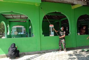 Bakti Sosial, Satgas TMMD 110 Bojonegoro Bersihkan Masjid