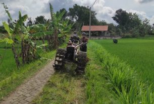 Satgas TMMD 110 Bojonegoro Bantu Bawakan Traktor Warga Ngrancang