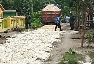 TMMD 110 Bojonegoro, Sertu Edi Anggota Satgas Mengarahkan Truk