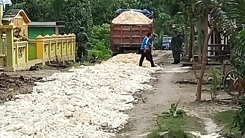 TMMD 110 Bojonegoro, Sertu Edi Anggota Satgas Mengarahkan Truk