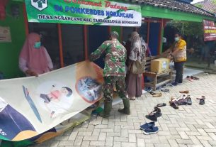 TMMD 110 Bojonegoro, Satgas Pasang Umbul-Umbul Di Desa Ngrancang