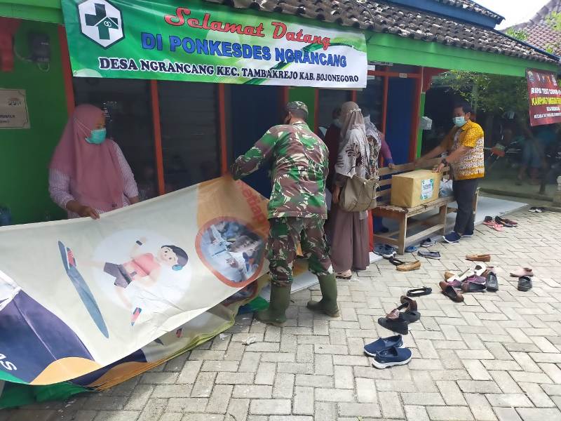 TMMD 110 Bojonegoro, Satgas Pasang Umbul-Umbul Di Desa Ngrancang