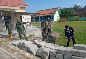 TMMD 110 Bojonegoro, Anggota Silat Kera Sakti Bantu TNI Bersihkan Lapangan Ngrancang