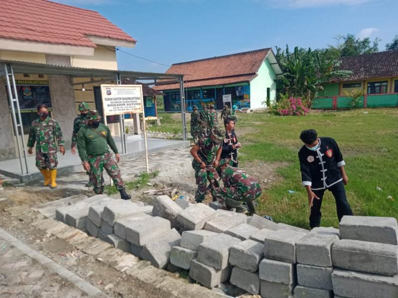 TMMD 110 Bojonegoro, Anggota Silat Kera Sakti Bantu TNI Bersihkan Lapangan Ngrancang