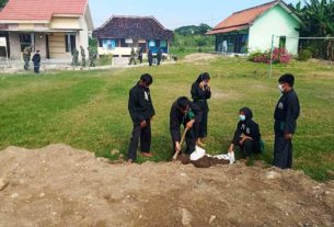 Pendekar PSHT Bantu Kerja Bakti Dilokasi TMMD 110 Bojonegoro